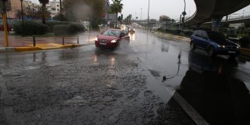 Κακοκαιρία: Σε ποιες περιοχές θα εκδηλωθούν επικίνδυνα καιρικά φαινόμενα – 422 κλήσεις έλαβε το Κέντρο Επιχειρήσεων της Πυροσβεστικής – Αποκαθίστανται τα προβλήματα στην Αττική | ΦΩΤΟ 