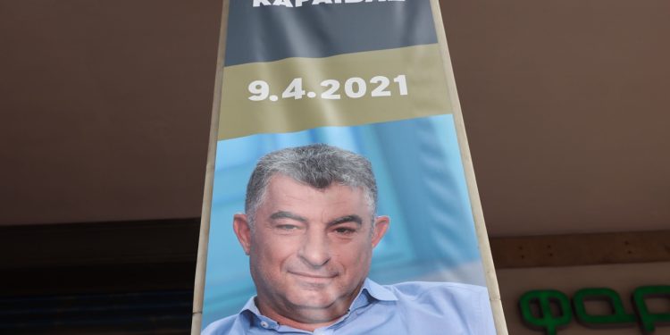 ΕΣΗΕΑ: Έτος “Γιώργος Καραϊβάζ” το 2023 ανακήρυξε η Ένωση των Δημοσιογράφων – Τοποθέτησε banner στην κεντρική όψη του κτηρίου της με τη φωτογραφία του δολοφονημένου | ΦΩΤΟ