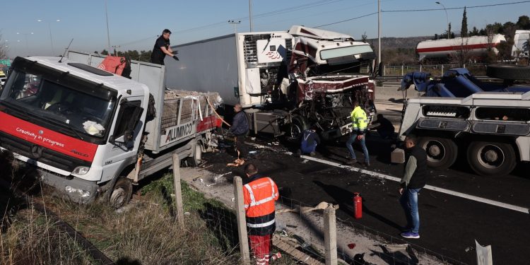 Καραμπόλα στην Αθηνών-Λαμίας: Απίστευτο ατύχημα με 13 συνολικά αυτοκίνητα που τράκαραν λόγω πυκνής ομίχλης – Έγινε διακοπή κυκλοφορίας από την Τροχαία στο ύψος του Αυλώνα | ΦΩΤΟ 