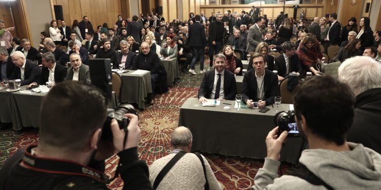 ΠΑΣΟΚ: Ξεκινάει την προεκλογική μάχη – Εγκρίθηκε το 82% των συμμετεχόντων στα ψηφοδέλτια – Αναζητούνται ισχυρές προσωπικότητες στις μονοεδρικές Περιφέρειες | ΦΩΤΟ