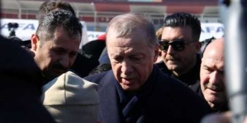 Ερντογάν: “Η ανταπόκριση των αρχών δεν είναι τόσο γρήγορη” – Επιχείρηση αποστασιοποίησής του από τον κρατικό μηχανισμό – Δέχεται σφοδρές επικρίσεις από σεισμόπληκτους | ΦΩΤΟ