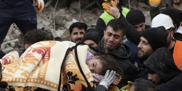 Τουρκία-Φονικός σεισμός: Ξεπέρασαν τους 5.000 οι νεκροί από τους σεισμούς σε Τουρκία, Συρία – Συγκλονίζουν οι εικόνες με τη διάσωση επιζώντων μέσα από τα χαλάσματα | ΦΩΤΟ