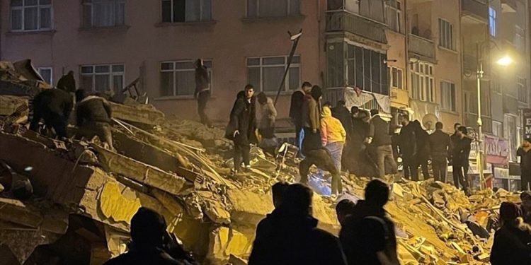 Τουρκία-Φονικός σεισμός: Τρομακτική δόνηση 7,8 Ρίχτερ στα σύνορα Τουρκίας και Συρίας – Ανυπολόγιστος ο αριθμός των νεκρών – Ακούνε φωνές από τα συντρίμμια οι διασώστες | ΦΩΤΟ 