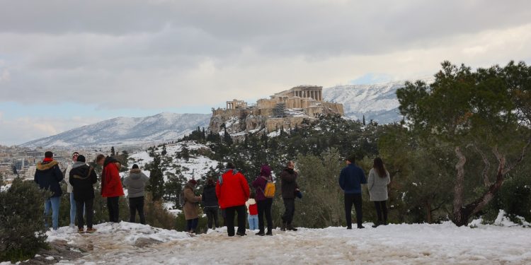 Κακοκαιρία “Μπάρμπαρα”: Το πρώτο επικίνδυνο φαινόμενο χτυπάει τη χώρα από την Κυριακή μέχρι και την Τρίτη – Πολικές θερμοκρασίες, παγετός, θυελλώδεις άνεμοι – Θα χιονίσει και στην Αθήνα 