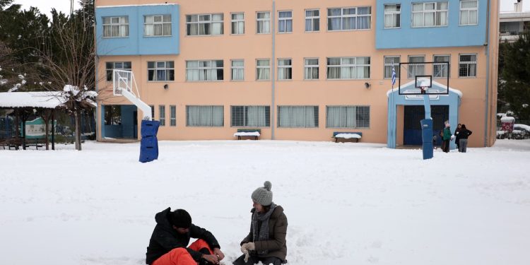 Κακοκαιρία “Μπάρμπαρα”: Kλειστά όλα τα σχολεία τη Δευτέρα στην Αττική – Κλειστοί και όλοι οι παιδικοί και βρεφονηπιακοί σταθμοί – Για την Τρίτη θα εκτιμηθούν τα νεότερα δεδομένα