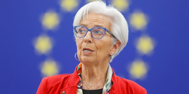 Λαγκάρντ: “Ο αντίκτυπος στην οικονομία από την αύξηση των επιτοκίων μπορεί να είναι ισχυρότερος λόγω της τραπεζικής αναταραχής” – Στόχος της ΕΚΤ να μειώσει τον πληθωρισμό
