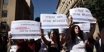 Τραγωδία στα Τέμπη: Μεγάλη διαδήλωση μαθητών και φοιτητών στην Αθήνα με μαύρα μπαλόνια και πανό – “Το έγκλημα αυτό να μη συγκαλυφθεί – Όλων των νεκρών θα γίνουμε η φωνή” | ΦΩΤΟ 