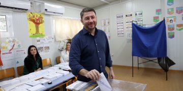 Στο Αρκαλοχώρι ψήφισε ο Νίκος Ανδρουλάκης: “Οι πολίτες να γυρίσουν την πλάτη στην τοξικότητα, τη διχόνοια – Σε όσους τα κάνουν όλα μόνο για την εξουσία | ΦΩΤΟ