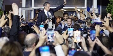 Εκλογές 2023: Μεγάλη νίκη Μητσοτάκη και ΝΔ – Έσπασε το φράγμα του 40% διαψεύδοντας τις δημοσκοπήσεις – Συντριπτική ήττα για Τσίπρα και ΣΥΡΙΖΑ – Ενισχυμένο το ΠΑΣΟΚ