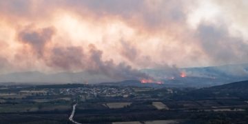 Αλεξανδρούπολη: Στο επιβατηγό πλοίο “Αδαμάντιος Κοραής” μεταφέρθηκαν 65 ασθενείς μετά την εκκένωση του Νοσοκομείου λόγω της πυρκαγιάς στην πόλη | ΦΩΤΟ