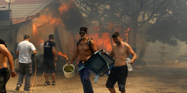 Πυρκαγιά στην Πάρνηθα: Καίγονται σπίτια – Μάχη πυροσβεστών και κατοίκων σε τραγικές συνθήκες – Συνεχή μηνύματα του 112 για εκκενώσεις οικισμών | ΦΩΤΟ