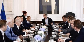 Σύσκεψη Μητσοτάκη για τη βία στα γήπεδα με τον πρόεδρο της ΟΥΕΦΑ και τους ιδιοκτήτες των ΠΑΕ ΟΛΥΜΠΙΑΚΟΥ, ΠΑΟΚ, ΑΕΚ και ΠΑΟ | ΦΩΤΟ