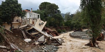 Κακοκαιρία Daniel: Σε εξέλιξη το φονικό φαινόμενο – Φοβερές καταστροφές από τις καταιγίδες και τους ισχυρούς ανέμους – Χιλιάδες οι κλήσεις στην Πυροσβεστική | ΦΩΤΟ