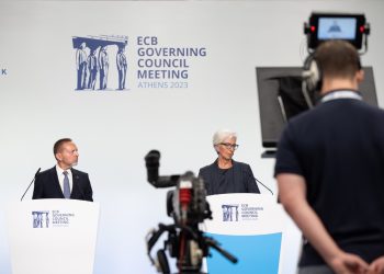 Ευρωπαϊκή Κεντρική Τράπεζα: Αμετάβλητα τα επιτόκια μετά από δέκα συνεχόμενες αυξήσεις αποφασίστηκε στη συνεδρίαση των Αθηνών – Κίνδυνος ύφεσης στα μέλη της ευρωζώνης | ΦΩΤΟ 