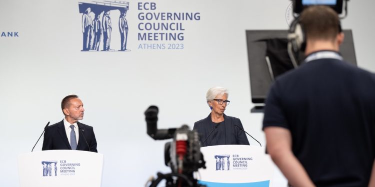 Ευρωπαϊκή Κεντρική Τράπεζα: Αμετάβλητα τα επιτόκια μετά από δέκα συνεχόμενες αυξήσεις αποφασίστηκε στη συνεδρίαση των Αθηνών – Κίνδυνος ύφεσης στα μέλη της ευρωζώνης | ΦΩΤΟ