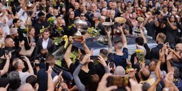 Γιάννης Ιωαννίδης: Πλήθος κόσμου στο λαϊκό προσκύνημα στη Θεσσαλονίκη – Συγκίνηση για τον μεγάλο του ελληνικού μπάσκετ στο “Αλεξάνδρειο” | ΦΩΤΟ 