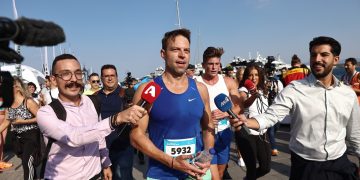 Στέφανος Κασσελάκης: Έτρεξε στον αγώνα δρόμου «Spetses mini Marathon» – Οι προβολείς στον πρόεδρο του ΣΥΡΙΖΑ – Έκανε τη διαδρομή των 5 χιλιομέτρων σε 25 λεπτά | ΦΩΤΟ 