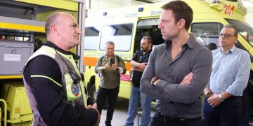 Κασσελάκης στο ΕΚΑΒ Θεσσαλονίκης: Δεν είναι δυνατόν κάποιος που σώζει ζωές να μην μπορεί να ζήσει τη δική του – Είστε οι άριστοι και πρέπει να το αναγνωρίσουμε αυτό | ΦΩΤΟ