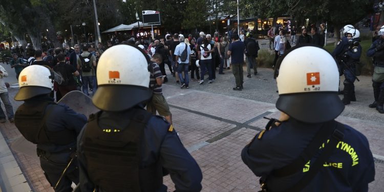 Εισαγγελική έρευνα για το βίντεο με αστυνομικούς που χτυπούν βίαια ακινητοποιημένο διαδηλωτή στην Πλατεία Βικτωρίας – Θα διερευνηθούν τυχόν ποινικές ευθύνες