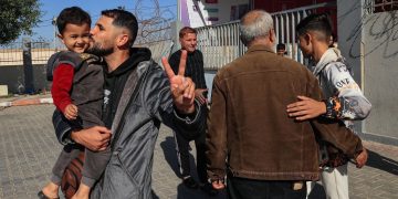 Πόλεμος Ισραήλ-Χαμάς : Ξεκίνησε η ανταλλαγή ομήρων απαχθέντων από την Χαμάς με Παλαιστίνιους κρατούμενους στις φυλακές του Ισραήλ 