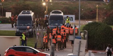 Πόλεμος Ισραήλ-Χαμάς : Ξεκίνησε η ανταλλαγή ομήρων απαχθέντων από την Χαμάς με Παλαιστίνιους κρατούμενους στις φυλακές του Ισραήλ 