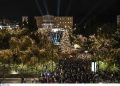Χριστουγεννιάτικο δέντρο: Άναψε από τον απερχόμενο δήμαρχο Κώστα Μπακογιάννη και φωτίζει την Αθήνα – έχει ύψος 17 μέτρα και μεταφέρθηκε από το Καρπενήσι | ΦΩΤΟ