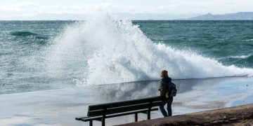 Η κακοκαιρία “Bettina” πλήττει τη χώρα: Τα 10 μποφόρ φθάνουν οι άνεμοι σε θαλάσσιες περιοχές – Σε ισχύ απαγορευτικό απόπλου από Πειραιά και Λαύριο | ΦΩΤΟ