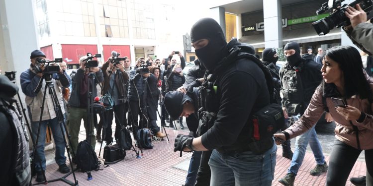 Επεισόδια στου Ρέντη: Προθεσμία για να απολογηθεί την Πέμπτη έδωσε η ανακρίτρια Πειραιά στον 18χρονο – Ισχυρίζεται ότι είχε εκτοξευθεί και δεύτερη φωτοβολίδα | ΦΩΤΟ