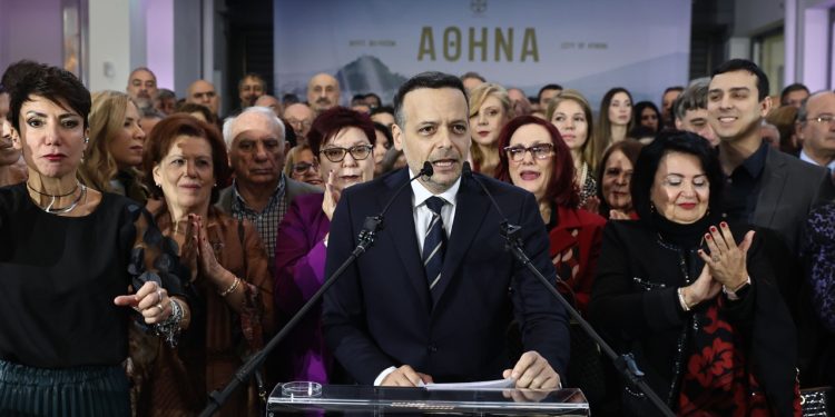 Χάρης Δούκας: Ορκίστηκε ο νέος Δήμαρχος Αθηναίων στη δημοτική αγορά Κυψέλης και παρέλαβε από τον Μπακογιάννη – “Ο δήμος ξαναγυρίζει στις γειτονιές” | ΦΩΤΟ