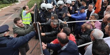 Επεισόδια στην Αθήνα: Πορεία διαμαρτυρίας διαδηλωτών για προϋπολογισμό και νόμο Βορίδη – Ένταση και χημικά έξω από το υπουργείο Εσωτερικών | ΦΩΤΟ 