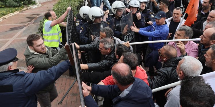 Επεισόδια στην Αθήνα: Πορεία διαμαρτυρίας διαδηλωτών για προϋπολογισμό και νόμο Βορίδη – Ένταση και χημικά έξω από το υπουργείο Εσωτερικών | ΦΩΤΟ 