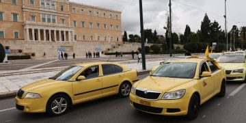 Απεργία οδηγών ταξί: Διαμαρτύρονται για το φορολογικό νομοσχέδιο που συζητείται στη Βουλή – Πέρασαν κορνάροντας έξω από το Κοινοβούλιο | ΦΩΤΟ