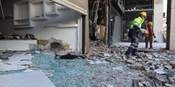 Έκρηξη στον Πειραιά: Τον προκάλεσε αυτοσχέδιος μηχανισμός σε είσοδο πολυκατοικίας – Υλικές ζημιές και σε άλλα κτίρια σε ακτίνα έως και 300 μέτρων | ΦΩΤΟ