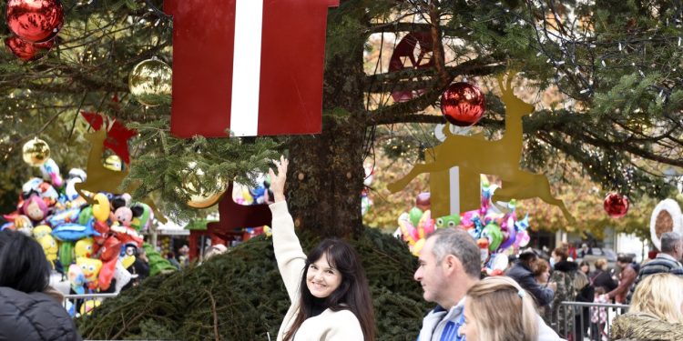 Εμπορικά καταστήματα: Αρχίζει την Τρίτη το εορταστικό ωράριο – Συνεχές ωράριο τις καθημερινές και ανοικτά τις Κυριακές 17, 24 και 31 Δεκεμβρίου  