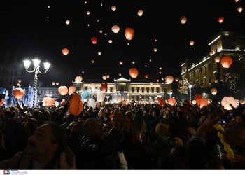 Η “Νύχτα των Ευχών”: Γέμισε φαναράκια ο ουρανός – Γιορταστική ατμόσφαιρα στην πλατεία Κοτζιά – Η χριστουγεννιάτικη δράση του δήμου Αθηναίων | ΦΩΤΟ