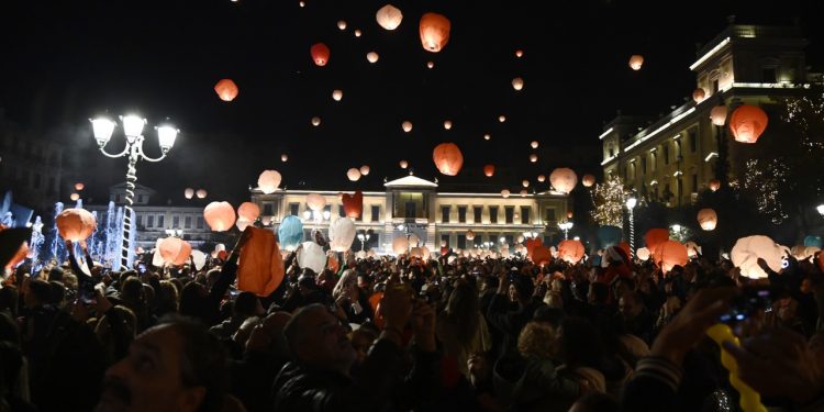Η “Νύχτα των Ευχών”: Γέμισε φαναράκια ο ουρανός – Γιορταστική ατμόσφαιρα στην πλατεία Κοτζιά – Η χριστουγεννιάτικη δράση του δήμου Αθηναίων | ΦΩΤΟ