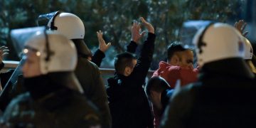 Επεισόδια στου Ρέντη: Σε κρίσιμη κατάσταση ο αστυνομικός που χτυπήθηκε από χούλιγκαν με ναυτική φωτοβολίδα – Συνεχίζονται οι έρευνες για τους δράστες | ΦΩΤΟ