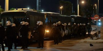 Επεισόδια στου Ρέντη: Σε κρίσιμη κατάσταση ο αστυνομικός που χτυπήθηκε από χούλιγκαν με ναυτική φωτοβολίδα – Συνεχίζονται οι έρευνες για τους δράστες | ΦΩΤΟ