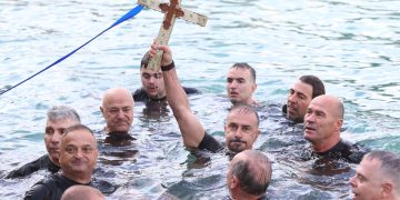 Θεοφάνεια: Η τελετή αγιασμού των υδάτων στο λιμάνι του Πειραιά – Βατραχάνθρωποι βούτηξαν και έπιασαν τον Σταυρό | ΦΩΤΟ