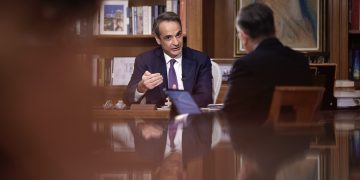 Μητσοτάκης για ομόφυλα ζευγάρια: Ναι, στον γάμο, όχι στην παρένθετη μητρότητα – Επιχείρηση αποφυγής ρήξης σε ΝΔ και κοινωνία | ΦΩΤΟ