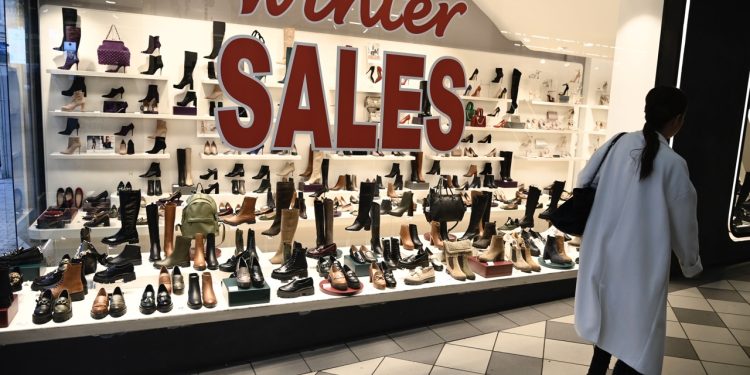 Χειμερινές εκπτώσεις: Νέα ώθηση στις πωλήσεις αναμένουν οι έμποροι – ποντάρουν στις καλές τιμές σε όλα τα είδη | ΦΩΤΟ