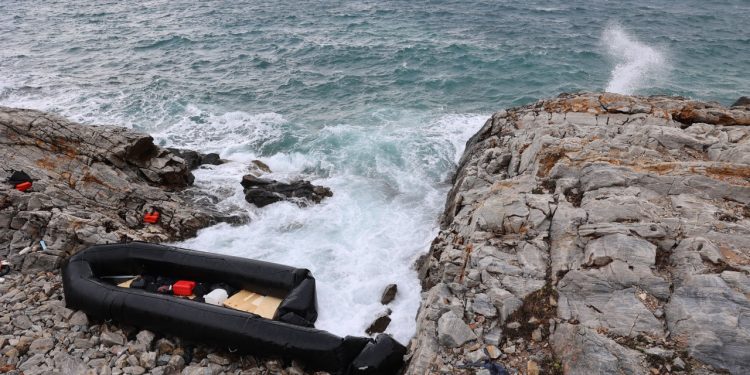 Ναυάγιο με μετανάστες: Στη Λέσβο λόγω θυελλωδών ανέμων 9 Μποφόρ – Τρεις νεκροί, άγνωστος ο αριθμός των αγνοουμένων | ΦΩΤΟ 