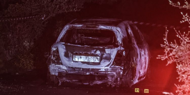 Εκτέλεσαν επιχειρηματία: Ενέδρα θανάτου στη Μάνδρα – “Γάζωσαν” με σφαίρες το αυτοκίνητο και το πυρπόλησαν | ΦΩΤΟ