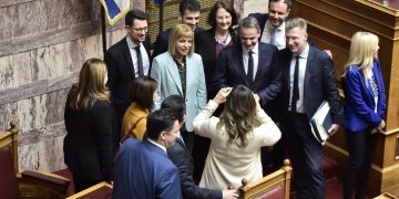 Γάμος ομοφύλων: Προμηνύουν εξελίξεις τα ρήγματα στα κόμματα κατά την ψηφοφορία – Μεγάλος αριθμός βουλευτών αγνόησαν τις ηγεσίες