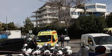 Τραγωδία στη Γλυφάδα: Τέσσερις νεκροί σε επεισόδιο με πυροβολισμούς σε ναυτιλιακή εταιρεία – Αυτοπυροβολήθηκε ο δράστης | ΦΩΤΟ 