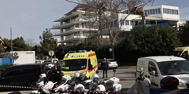 Τραγωδία στη Γλυφάδα: Τέσσερις νεκροί σε επεισόδιο με πυροβολισμούς σε ναυτιλιακή εταιρεία – Αυτοπυροβολήθηκε ο δράστης | ΦΩΤΟ
