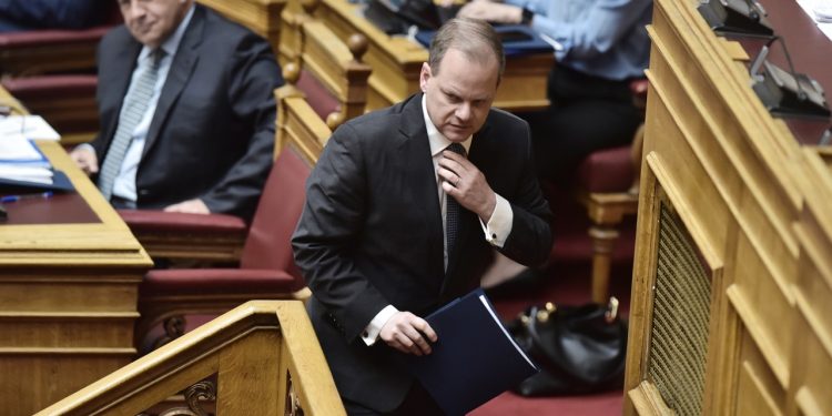 Πρόταση μομφής: Το χειροκρότημα στον Καραμανλή και η αντιπαράθεση Βορίδη με Ανδρουλάκη και Κωνσταντοπούλου | ΦΩΤΟ