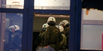 ΜΑΤ στο ΑΠΘ: Σε συλλήψεις μετατράπηκαν οι 49 προσαγωγές στην αστυνομική επιχείρηση – Καταγγελίες για απουσία εισαγγελέα | ΦΩΤΟ