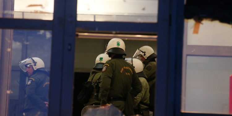 ΜΑΤ στο ΑΠΘ: Σε συλλήψεις μετατράπηκαν οι 49 προσαγωγές στην αστυνομική επιχείρηση – Καταγγελίες για απουσία εισαγγελέα | ΦΩΤΟ