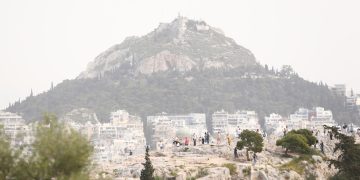 Καιρός: Αφρικανική σκόνη και υψηλές θερμοκρασίες “πολιορκούν” τη χώρα – Στα Χανιά το θερμόμετρο έδειξε 33 βαθμούς Κελσίου | ΦΩΤΟ